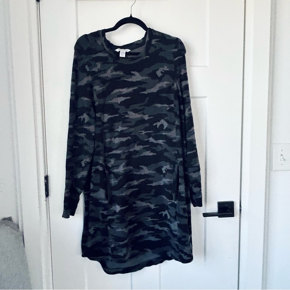 Athleta Black Camouflage Long Sleeve balance dress with pockets